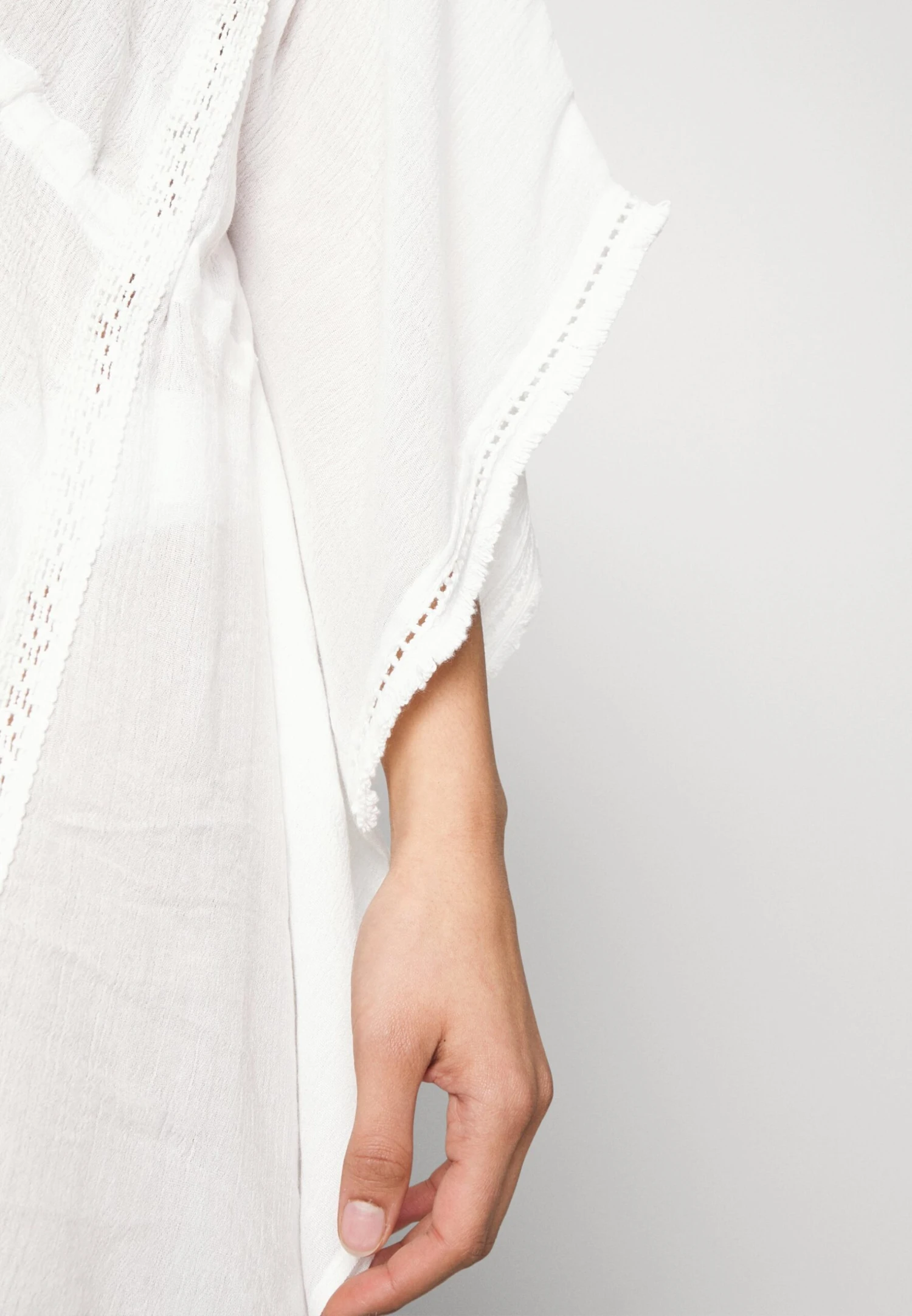 Anna Field Beach Accessory -White 8 Anna Field Beach Accessory -White - Image 6