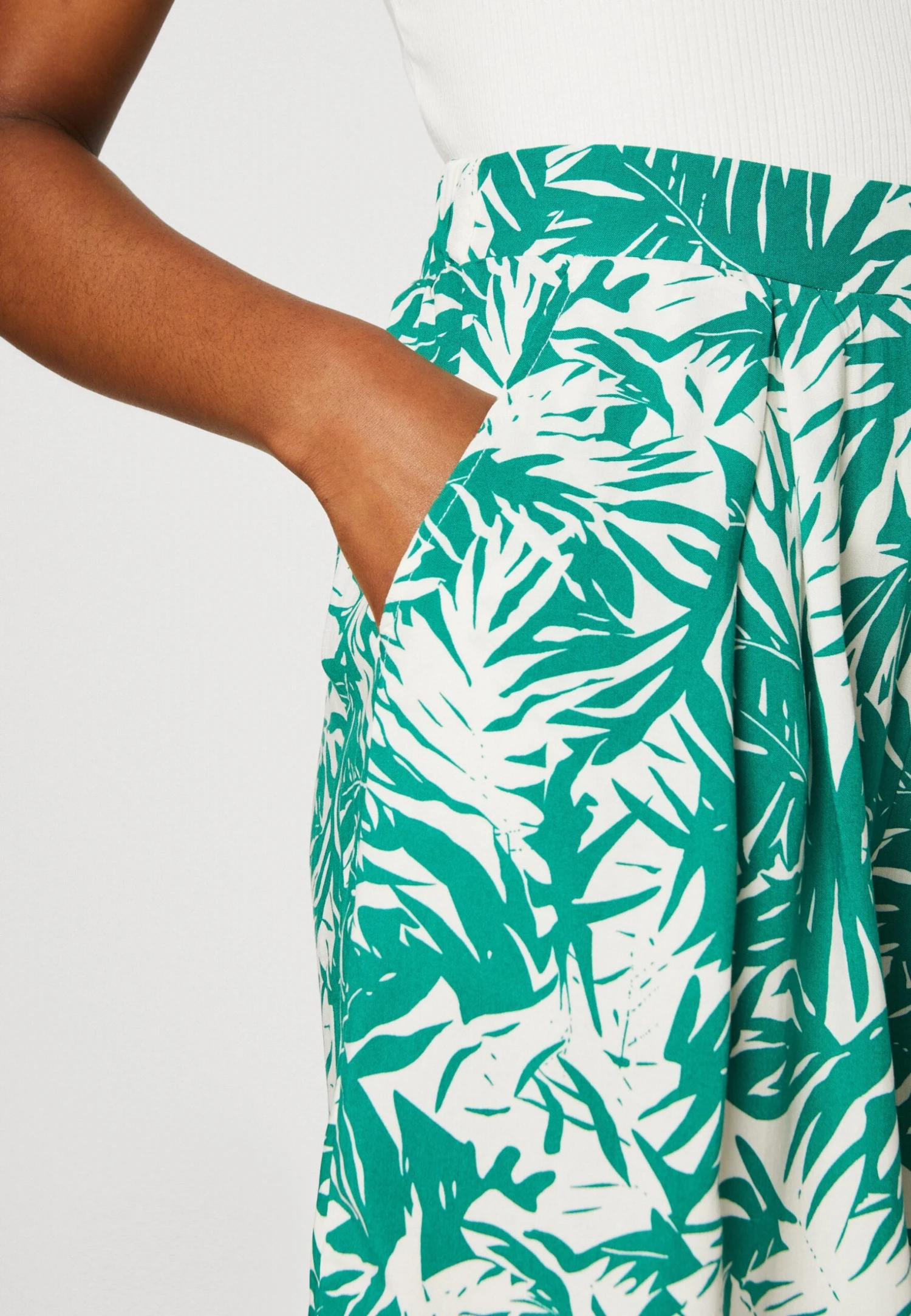 Anna Field Shorts - Green/Off White 6 Anna Field Shorts - Green/Off White - Image 4