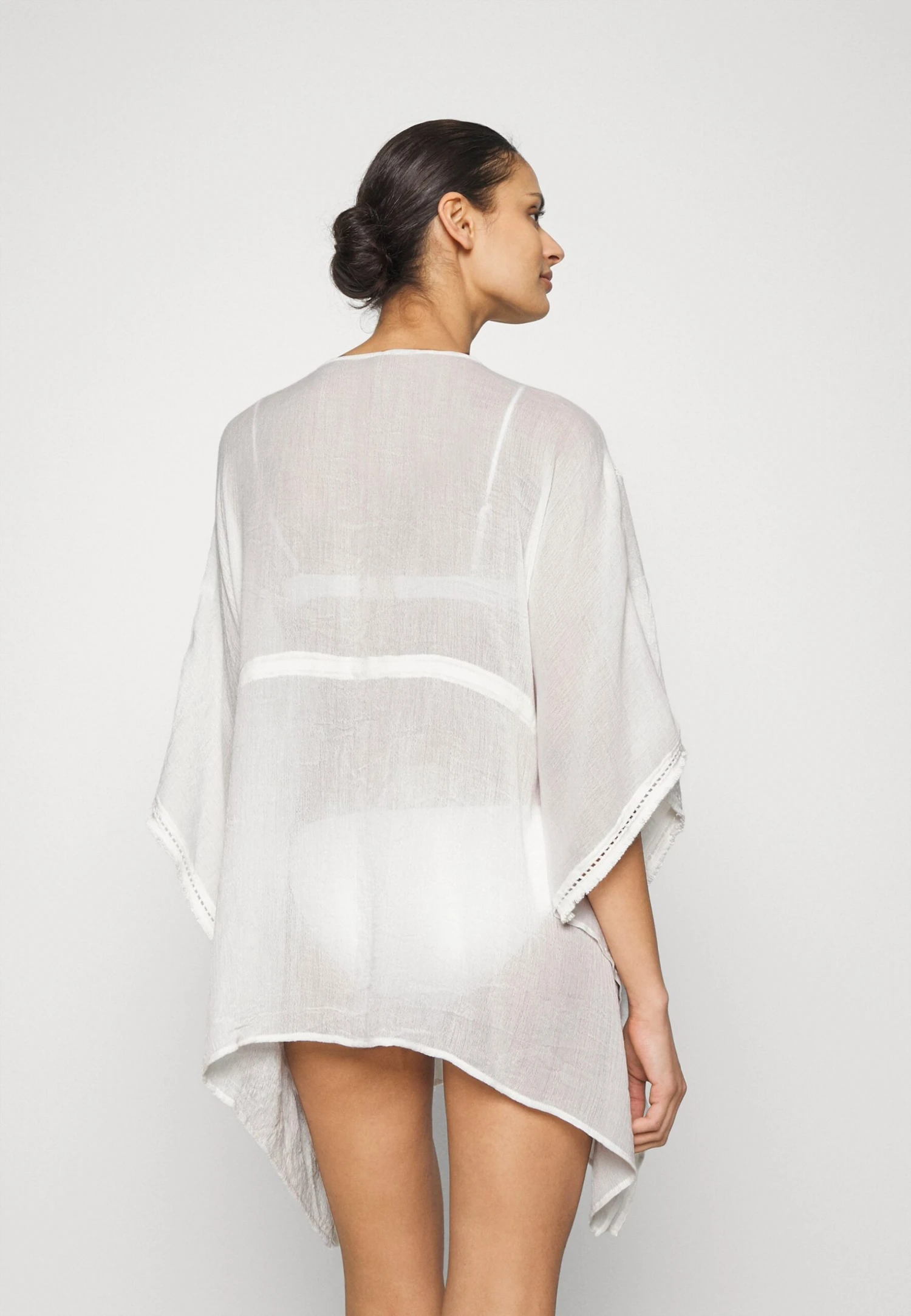 Anna Field Beach Accessory -White 5 Anna Field Beach Accessory -White - Image 3