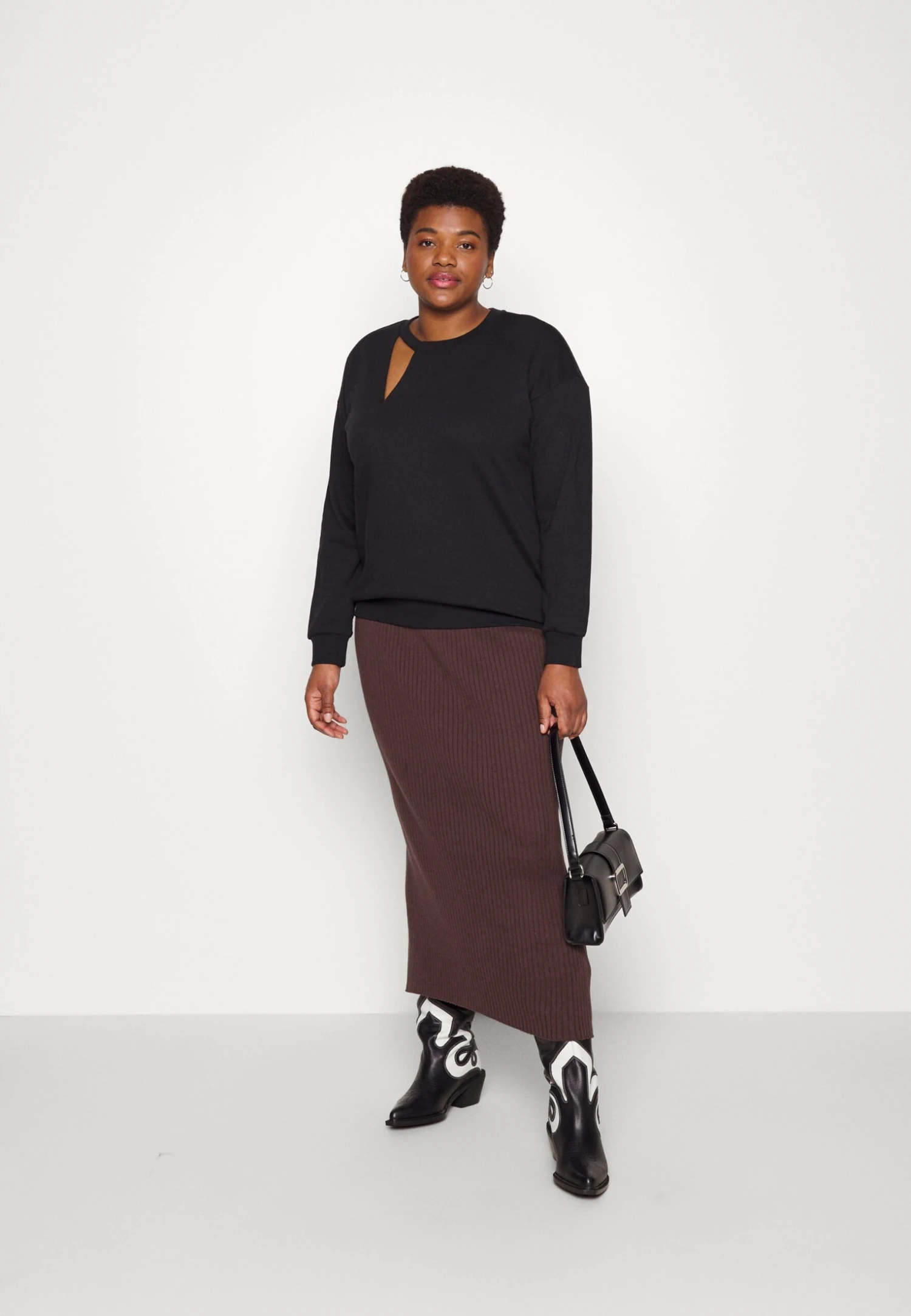 Cut Out Neck Fit - Sweatshirt -Black 4 Cut Out Neck Fit - Sweatshirt -Black - Image 2