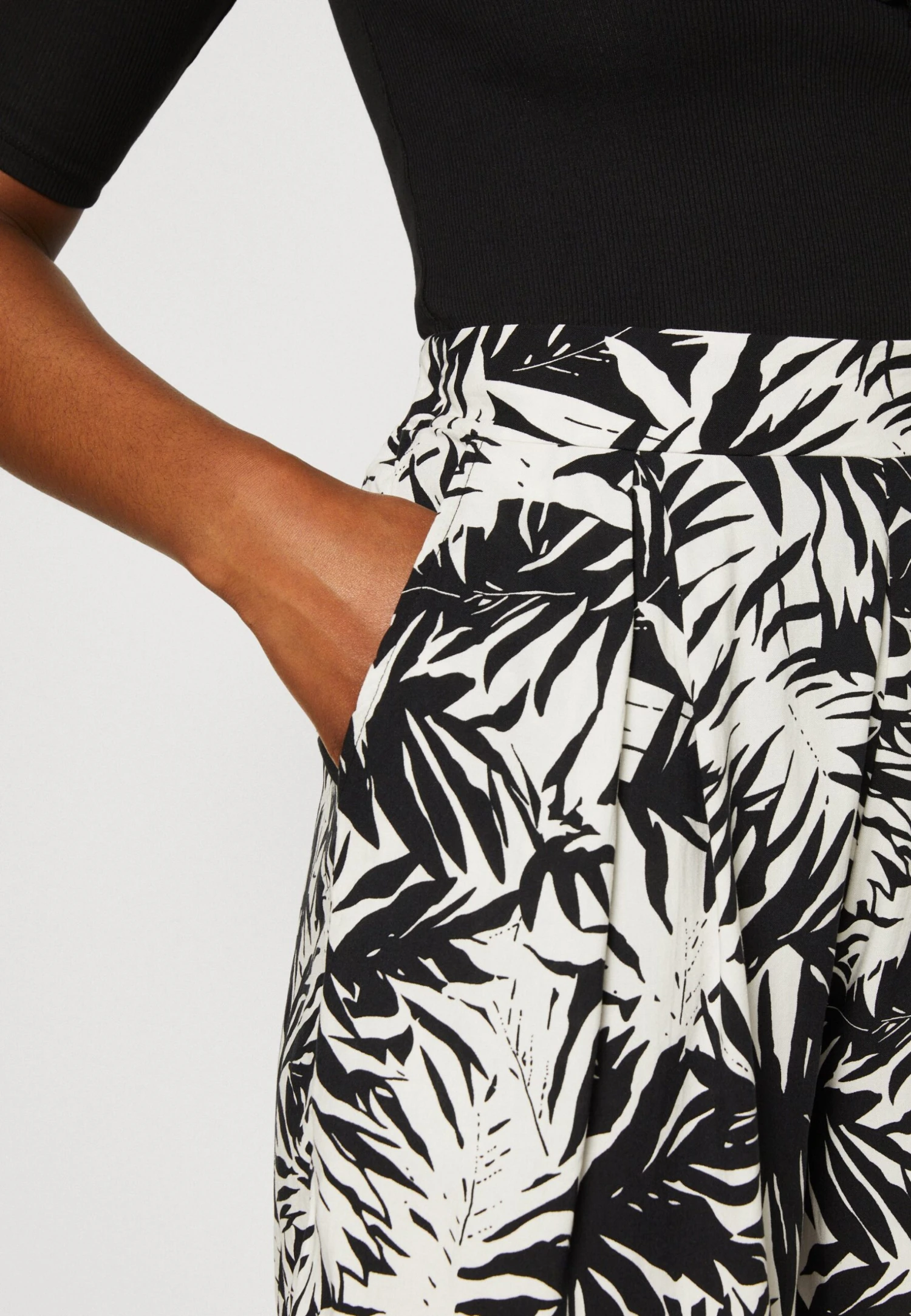 Anna Field Shorts - Black/Off-White 6 Anna Field Shorts - Black/Off-White - Image 4