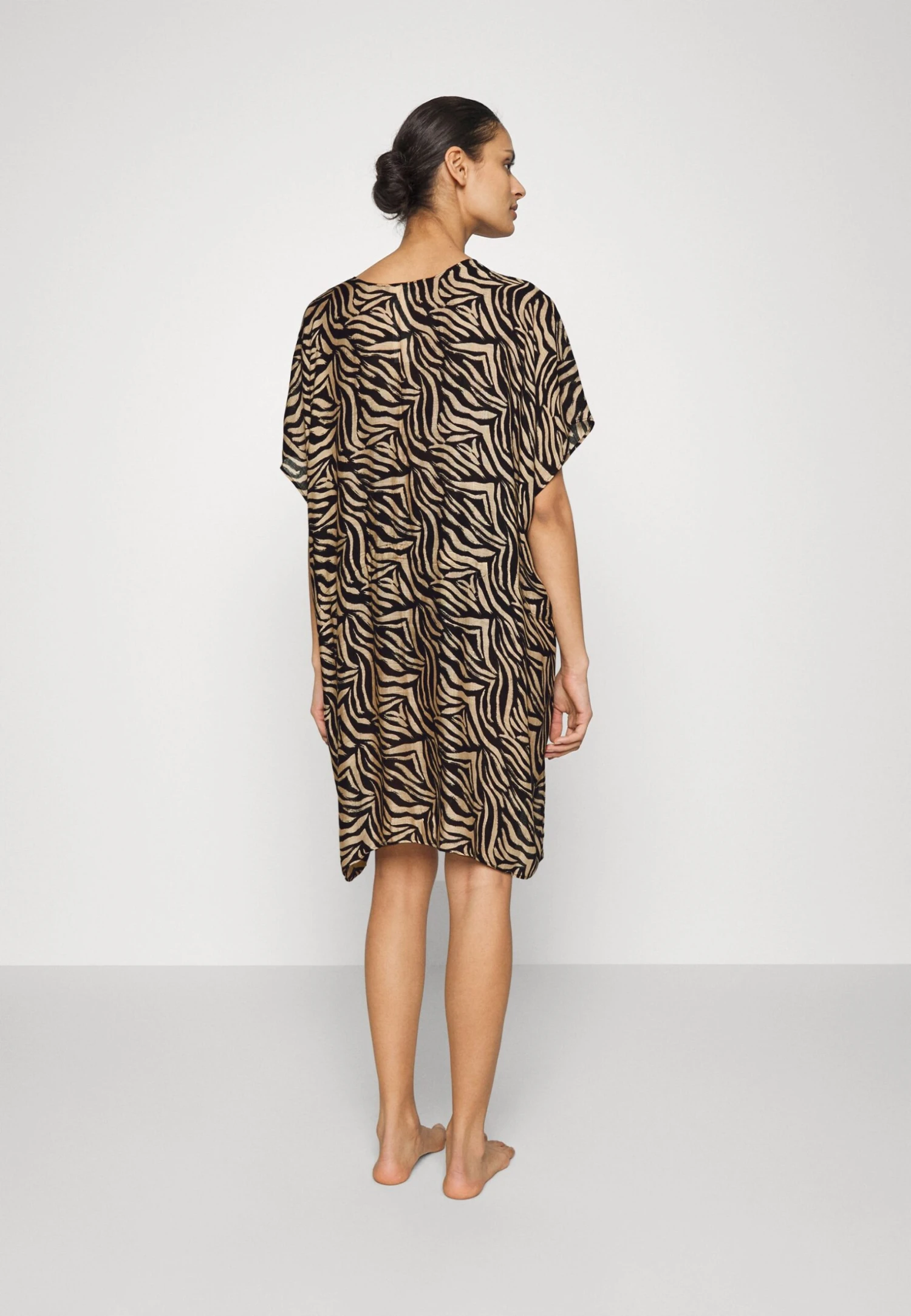 Anna Field Printed Short Kimono / 606 - Khaki_003 - Off-White - Beach Accessory 5 Anna Field Printed Short Kimono / 606 - Khaki_003 - Off-White - Beach Accessory - Image 3